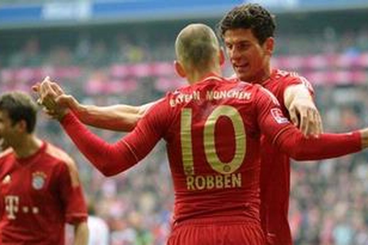 Striker Bayern Muenchen, Mario Gomez (kanan), merayakan golnya ke gawang Real Madrid bersama rekannya, Arjen Robben. Gol Gomez memastikan timnya menang 2-1 atas Madrid pada leg pertama semifinal Liga Champions, Selasa atau Rabu (18/4/2012) dini hari WIB.