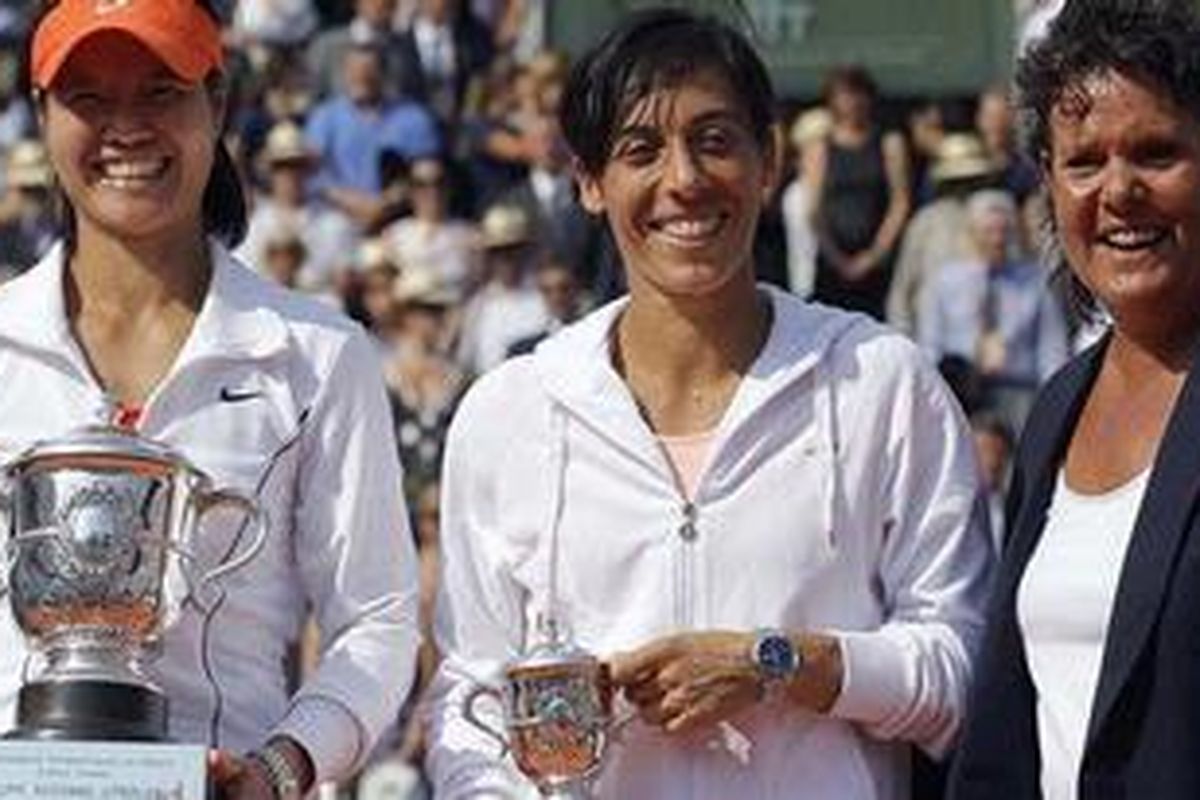 Petenis China, Li Na (kiri), berpose dengan petenis Italia Francesca Schiavone (tengah) dan mantan petenis Australia Evonne Goolagong, usai partai final Perancis Terbuka, Sabtu (4/6/11). Li Na menang dan catat sejarah.