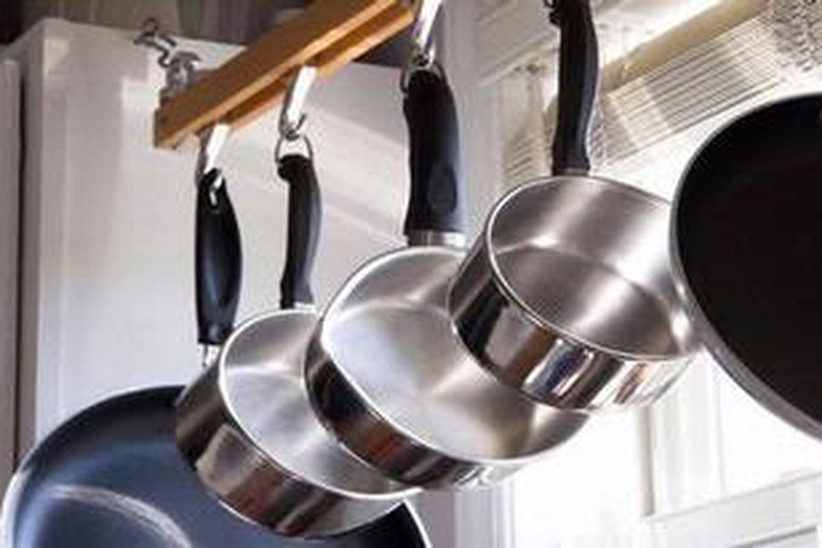 Gantunglah panci dan wajan agar tidak cepat rusak dan mempertahankan keindahannya.