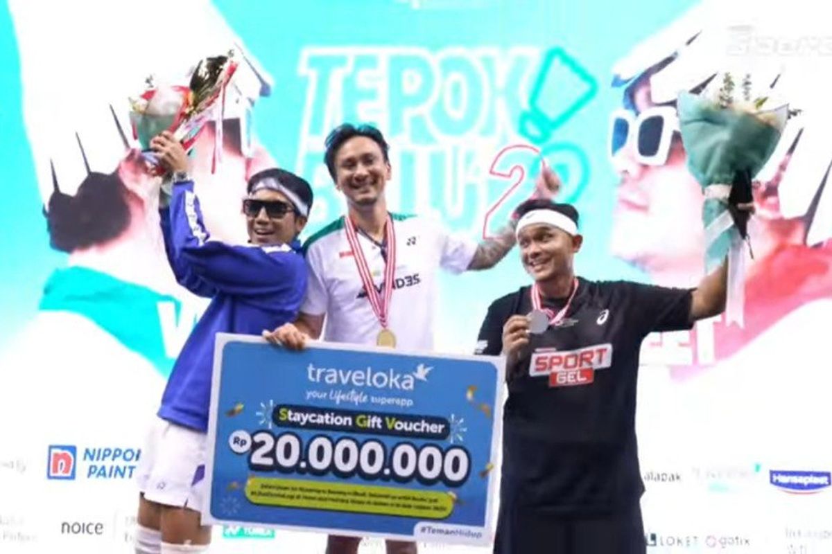 Mahendra Desta (kiri), Vincent Rompies (tengah), Valentino Simanjuntak (kanan) tengah berpose di atas podium Tepok Bulu 2022 yang digelar di Mahaka Square, Jakarta, Minggu (3/7/2022).