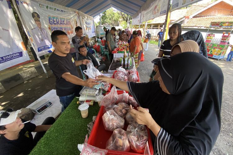 Warga saat berburu kebutuhan pokok murah dalam kegiatan Gerakan Pangan Murah (GPM) di Kelurahan Bojongsari, Kecamatan/Kabupaten Indramayu, Jawa Barat, Jumat (24/10/2025)
