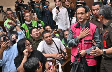 Tersangka kasus dugaan korupsi dalam digitalisasi pendidikan pengadaan laptop Chromebook di Kemendikbudristek tahun 2019-2022 Nadiem Makarim (ketiga kanan) memasuki ruangan untuk mengikuti sidang pembacaan dakwaan di Pengadilan Tipikor, Jakarta, Senin (5/1/2026). Sidang perdana yang sedianya digelar pada 16 Desember 2025 tersebut baru digelar awal Januari 2026 ini setelah Nadiem pulih pascaoperasi di rumah sakit. ANTARA FOTO/Bayu Pratama S/app/YU