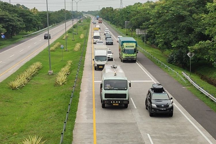 Sejumlah kendaraan terpantau melintas Kilometer 187 Kecamatan Palimanan Kabupaten Cirebon, Jumat pagi (23/12/2022). Astra Tol CIPALI sebut peningkatan kendaraan naik 48 persen dari jumlah harian.