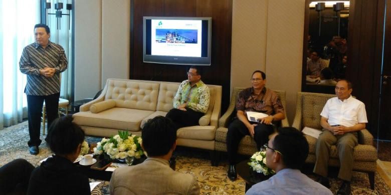 Presiden Direktur PT Adaro Energy (ADRO) Garibaldi Thohir (paling kiri) dan Wakil Presiden Direktur PT Adaro Power Dharma Djojonegoro (dua dari kiri), di Jakarta, Selasa (24/1/2017).