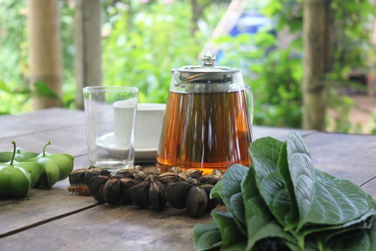Sajian minuman daun sacha inchi yang segar nan sehat sebagai pengganti teh.