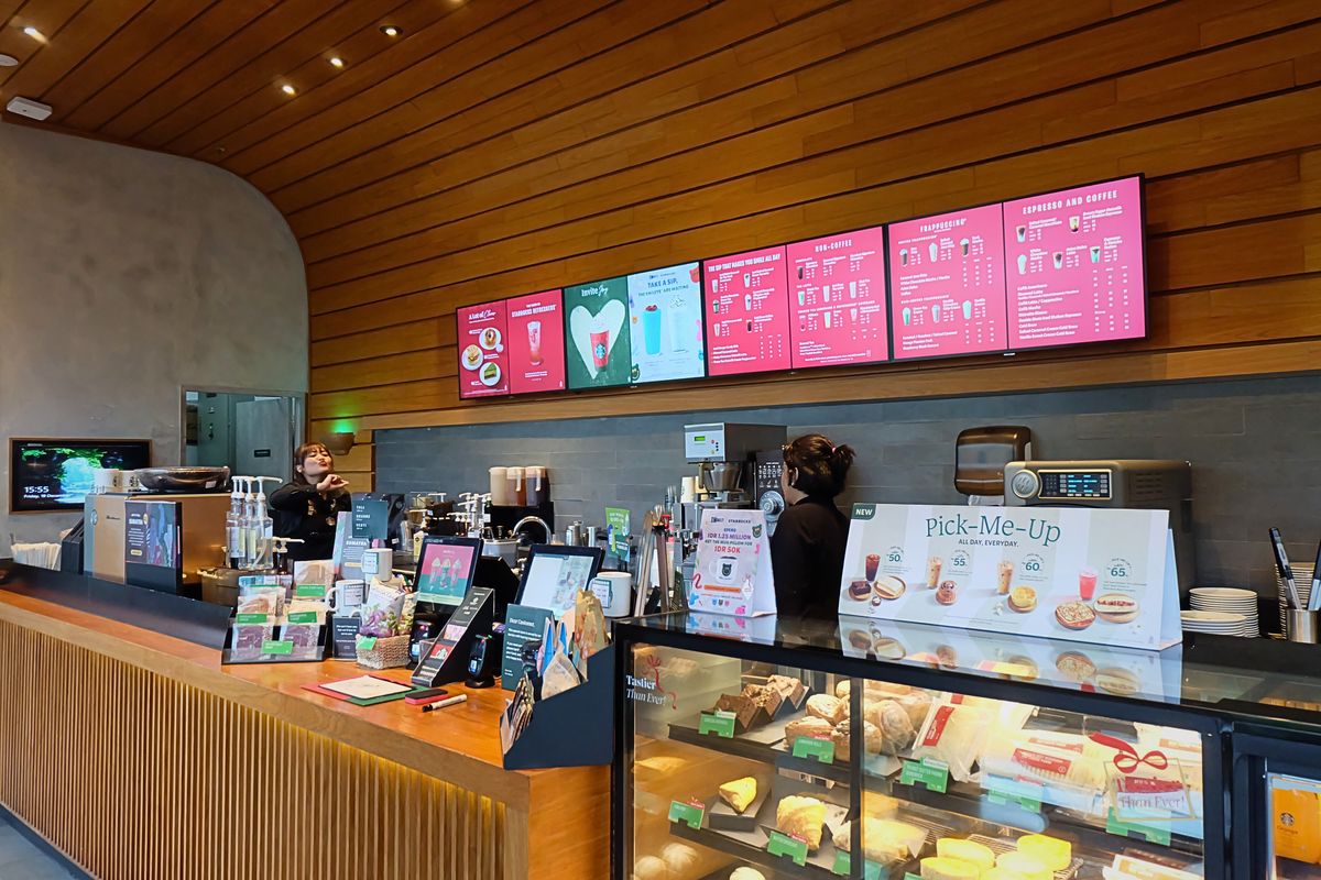 Barista Tuli di Starbucks Signing Store Tata Puri berbincang menggunakan bahasa isyarat Indonesia. 