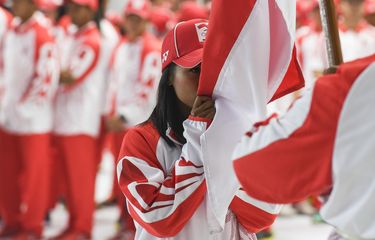 Pelari jarak jauh putri Triyaningsih mencium bendera saat upacara pengukuhan Kontingen Indonesia untuk SEA Games XXX 2019 di Hall Basket GBK, Senayan, Jakarta, Rabu (27/11/2019). Upacara tersebut untuk mengukuhkan kontingen Indonesia yang akan bertanding pada SEA Games 2019 di Manila, Filipina dan selanjutnya akan dilepas oleh Presiden Joko Widodo di Istana Bogor. ANTARA FOTO/Hafidz Mubarak A/foc.