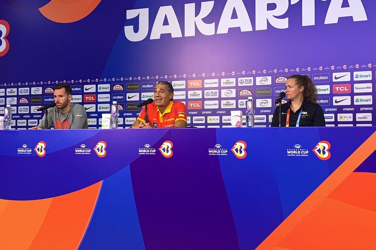 Pelatih timnas Spanyol, Sergio Scariolo, bersama Rudy Fernandez jelang FIBA World Cup 2023 dalam sesi konferensi persi di Indonesia Arena, Gelora Bung Karno (GBK), Senayan, Jakarta, pada Kamis (24/8/2023).