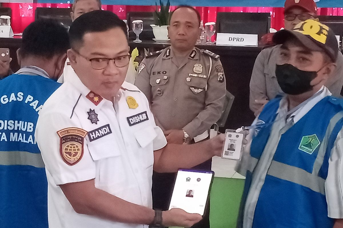 Plt Kepala Dishub Kota Malang, Handi Priyanto saat mencontohkan penggunaan aplikasi Sitokirma dalam kegiatan pembinaan jukir di Kantor Kecamatan Blimbing, Kota Malang pada Selasa (26/7/2022). 