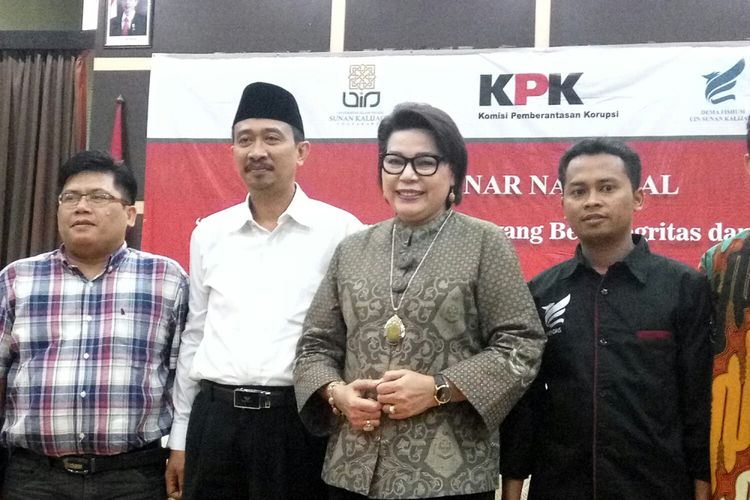 Pimpinan Komisi Pemberantasan Korupsi (KPK) Basaria Panjaitan saat berfoto dengan panitia seminar Nasional di UIN.