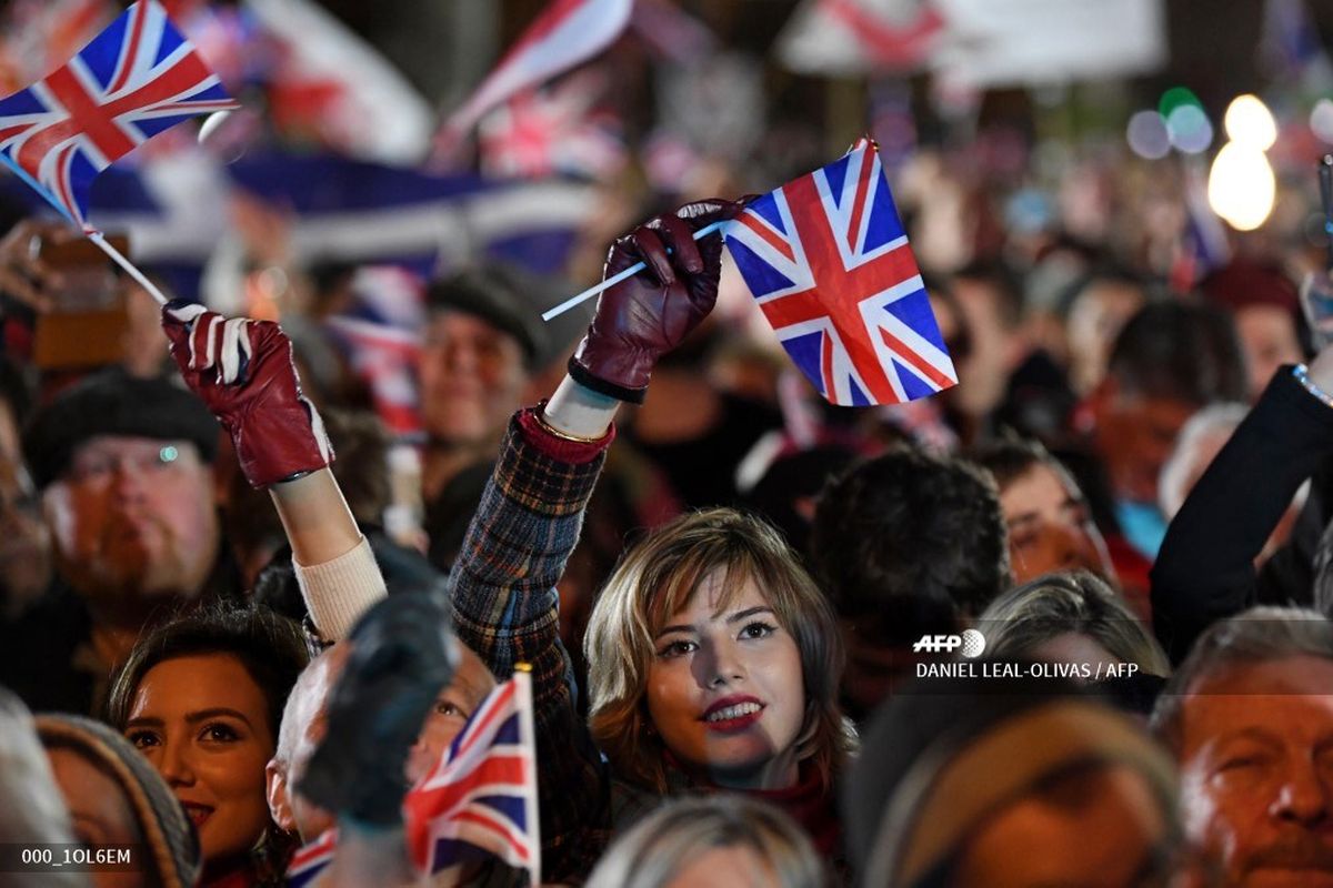 Suporter Brexit mengibarkan bendera Union Jack di Parliamentary Square, London, pada 31 Januari 2020. Brexit akan mempunyai dampak besar ke Inggris Raya tak terkecuali ke Premier League dan Liga Inggris.
