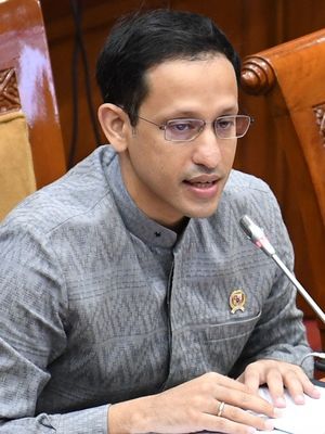 Menteri Pendidikan dan Kebudayaan Nadiem Makarim menyampaikan tanggapan tentang rekomendasi Panitia Kerja (Panja) Pembelajaran Jarak Jauh dalam rapat kerja bersama Komisi X DPR di Kompleks Parlemen Senayan, Jakarta, Kamis (27/8/2020). Rapat kerja tersebut  membahas tentang laporan keuangan Kementerian Pendidikan dan Kebudayaan Tahun Anggaran 2019, proses hibah hak paten merdeka belajar serta kebijakan sekolah yang berada dalam zona hijau COVID-19. ANTARA FOTO/Puspa Perwitasari/nz