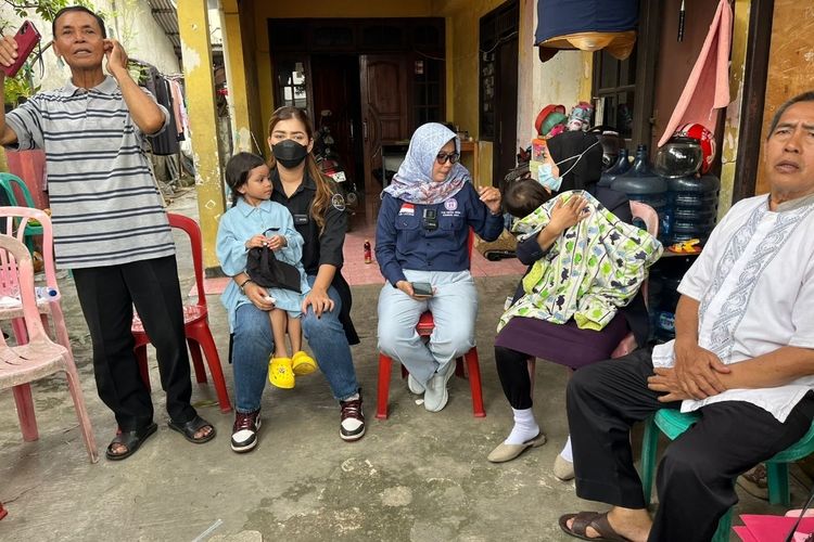 Pejabat Sementara Ketua Umum Komisi Nasional Perlindungan Anak (Komnas PA) Lia Latifah bersama YouTuber Pratiwi Noviyanthi tengah berbincang dengan NY (38), ibu tiri yang menganiaya NT di kediaman ketua RT yang beralamat di Kompleks Lapas Kelas 1 Tangerang, RT 005 RW 04, Kelurahan Babakan, Kecamatan Tangerang, Kota Tangerang, Senin (20/11/2023). 