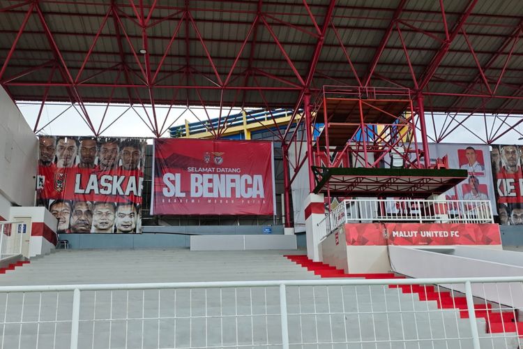 Sudut-sudut Stadion Gelora Kie Raha, di Ternate, pada Jumat (15/5/2026) menyambut kerja sama dengan raksasa Portugal, SL Benfica, jelang laga Super League 2025-2026 kontra Persita Tangerang.
