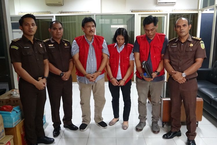 Eks Kadis LHK Sumut Binsar Situmorang ( 3 dari kiri) saat menjalani proses penahanan korupsi IPAL di Kota Padangsidempuan, Senin (19/2/2024)