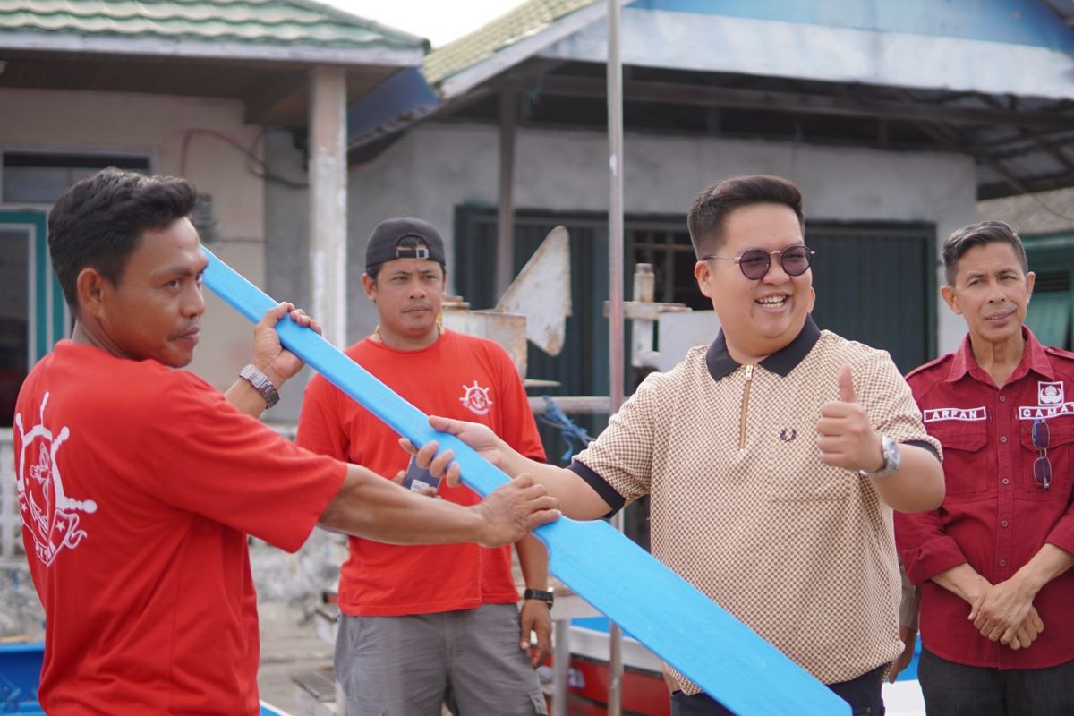 Pemkab Kukar membangun pabrik pengolahan rumput laut untuk menjamin hasil panen nelayan dan meningkatkan perekonomian pembudidaya rumput laut.