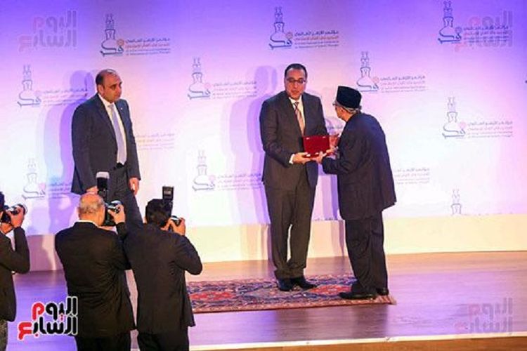 Cendekiawan Muslim sekaligus Pendiri Pusat Studi Al-Quran (PSQ), Profesor Dr M Quraish Shihab ketika menerima penghargaan Bintang Tanda Kehormatan dari pemerintah Mesir di Universitas Al-Azhar, Kairo.