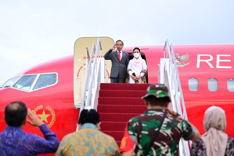 Presiden Joko Widodo memberikan hormat sebelum memasuki peaawat di Bandara Internasional I Gusti Ngurah Rai, Rabu (9/11/2022). Jokowi terbang menuju Phnom Penh, Kamboja, untuk mengikuti Konferensi Tingkat Tinggi (KTT) ASEAN.