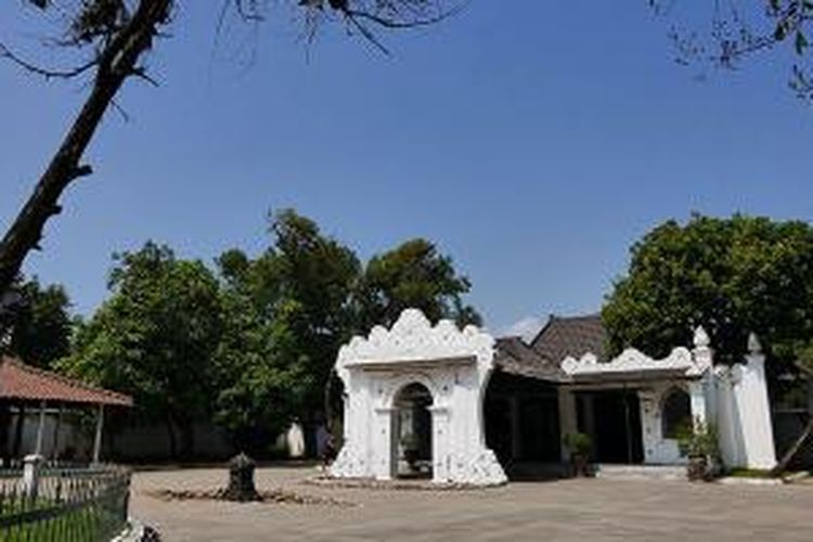 Keraton Kasepuhan merupakan keraton tertua dan pertama di Cirebon. Keraton ini didirikan pada 1529 oleh Sunan Gunung Jati.