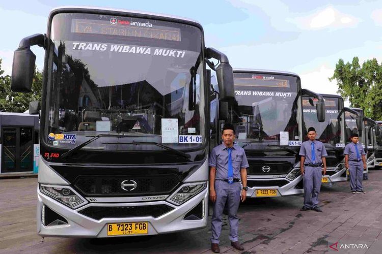 Armada Trans Wibawa Mukti berada di terminal transit Museum Gedung Juang Tambun Selatan, Kabupaten Bekasi, Rabu (21/5/2025).