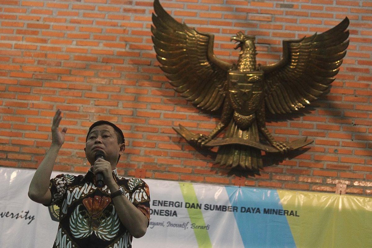 Menteri ESDM Ignasius Jonan memberikan kuliah umum tentang Wawasan Kebangsaan di Auditorium Benedictus Universitas Katolik Widya Mandala, Surabaya, Jawa Timur, Sabtu (6/4/2019). Menteri Ignasius Jonan menjelaskan mengenai pencapaian-pencapaian pemerintah khususnya di bawah kewenangan Kementerian ESDM dalam upaya pemerataan pembangunan dan peningkatan kesejahteraan rakyat terutama yang berada di daerah-daerah pelosok dan terpencil di Indonesia. ANTARA FOTO/Moch Asim/wsj.