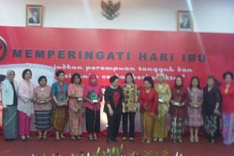 Megawati Soekarnoputri menyerahkan penghargaan Sarinah