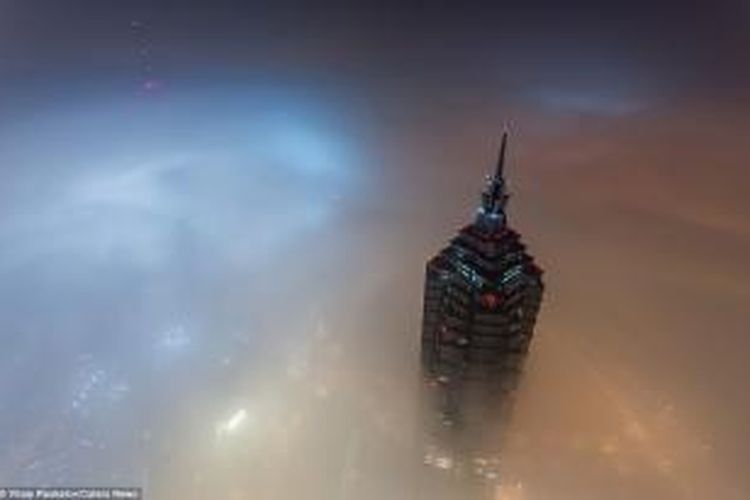Diambil di ketinggian lebih dari 2000 meter di atas tanah, foto-foto ini seperti ingin membuktikan bagaimana rasanya berdiri di atas gedung tertinggi di China itu.