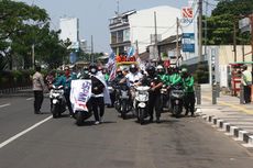Demo Tolak Kenaikan Harga BBM, Massa Buruh Dorong Motor ke Balai Kota Depok