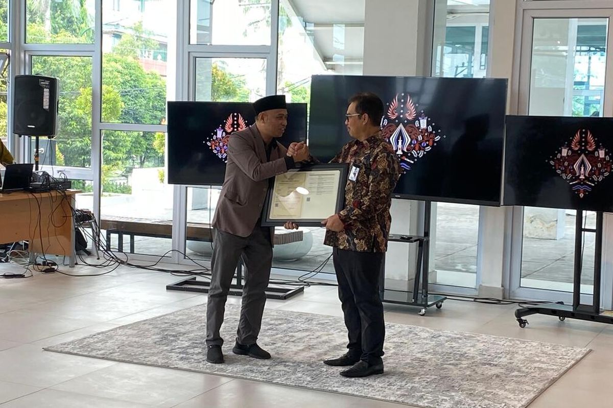 Hasto Wardoyo (Kanan) saat launching batik Segoro Amarto Reborn, Kamis (22/5/2025)