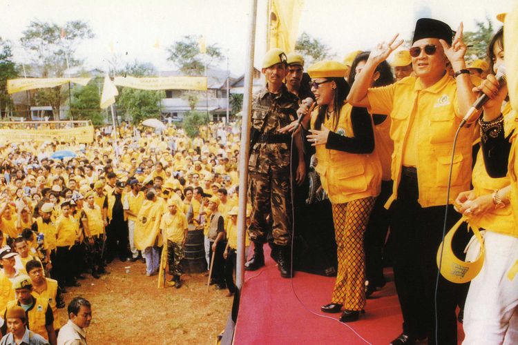 BJ Habibie sedang mengampanyekan Golkar