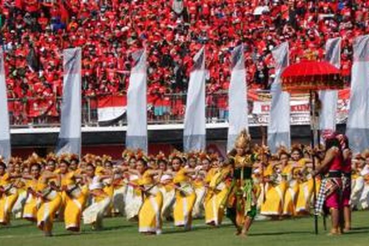 Pragmen Tari Gora Wiraga Sengara mewarnai acara pembukaan Piala Presiden 2015 di Stadion I Wayan Kapten Dipta, Gianyar, Bali, Minggu (30/8/2015). 