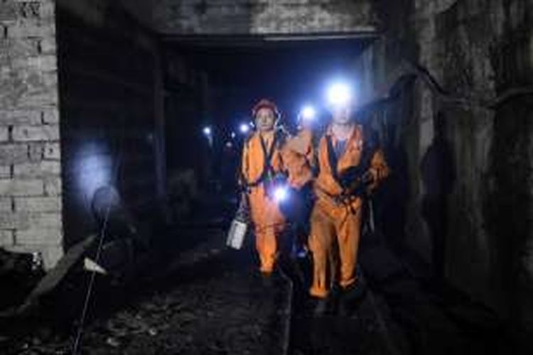 Tim penyelamat di pertambangan batu-bara Jinshangou, China sedang bekerja untuk mencari korban ledakan gas di pertambangan Jinshangou.