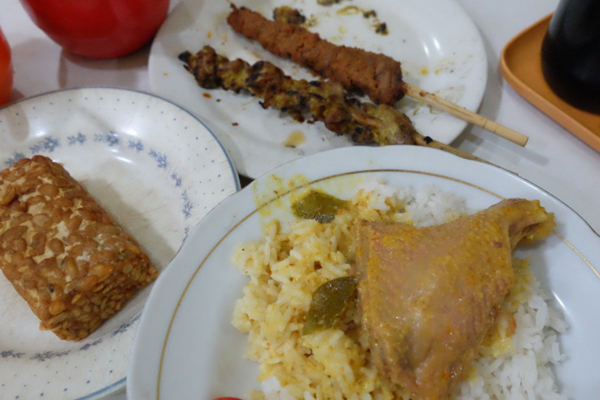 Sate komoh dan ayam lodho yang dijual di Warung Lama Haji Ridwan.