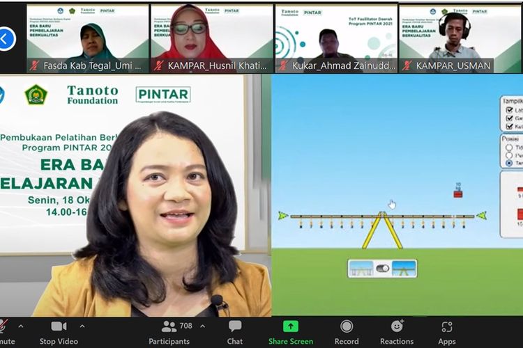 Training Lead Program Pintar Tanoto Foundation, Golda Simatupang, memaparkan model pelatihan berbasis digital Program PINTAR 2021/2022. 