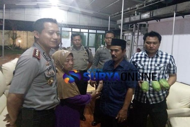 Nenek Alma dilaporkan ke polisi atas dugaan pencurian tiga buah pepaya milik tetangga. Dari proses mediasi, keduanya akhirnya berdamai.