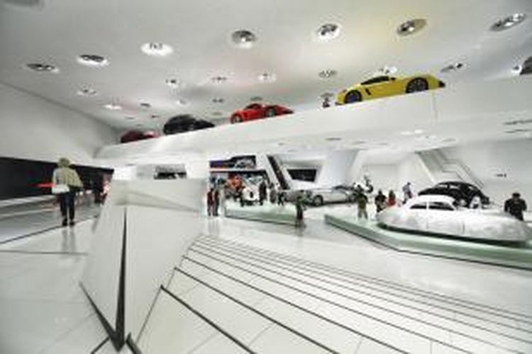 HG Merz merancang area pameran seluas 5.600 meter persegi yang mampu memuat 80 pameran dengan berbagai jenis mobil langka dan model bersejarah