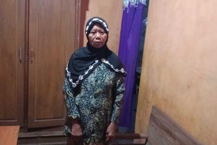 Mbah Sani, nenek renta berusia 64 tahun berjalan kaki sejauh 30 kilometer dari rumahnya di Desa Ngemplak Lor, Kecamatan Margoyoso, Kabupaten Pati, Jawa Tengah untuk meminta pertolongan ke DPRD Pati, Jumat (6/1/2023) sore.