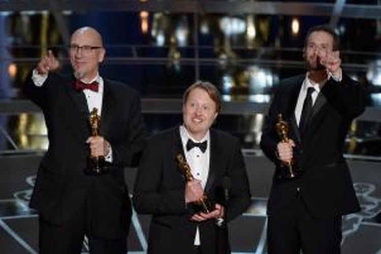Director Don Hall (tengah) menerima penghargaan the Best Animated Feature Award untuk karyanya, 
