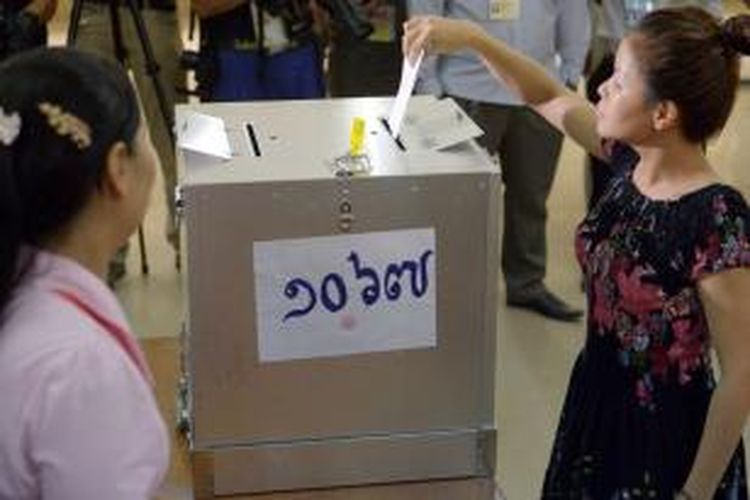 Seorang warga Kamboja menggunakan hak pilih di sebuah tempat pemungutan suara di Provinsi Kandal, Minggu (28/7/2013). 
