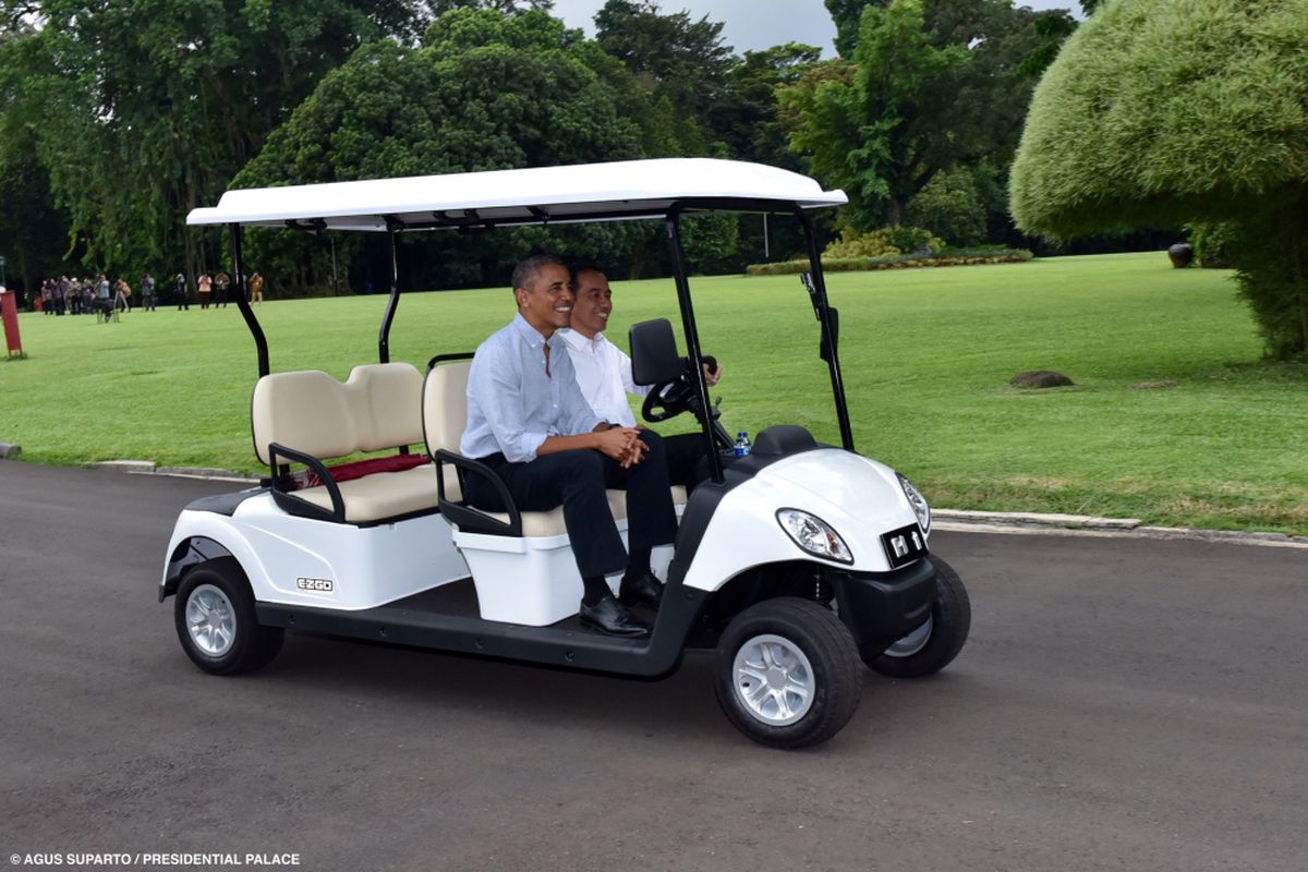 Presiden Joko Widodo mengemudikan boogey di Istana Bogor, Jumat (30/6/2017). Di sisi kanannya duduk Presiden ke -44 AS Barrack Obama. 