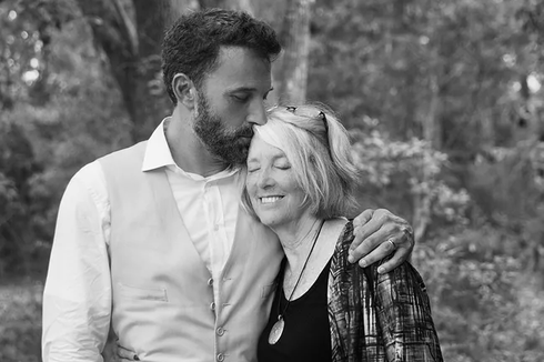 J.Lo Bagikan Potret Manis Ben Affleck dan Ibu Saat Acara Pernikahan 