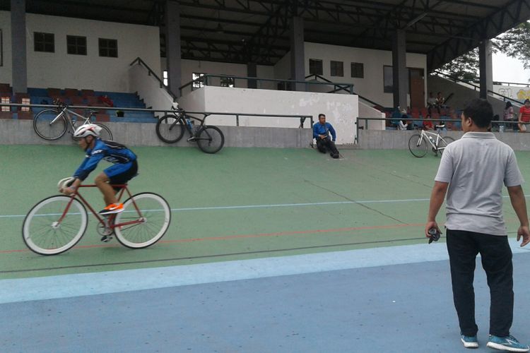 Atlet balap sepeda mengikuti seleksi nasional di Velodrome Kompleks Stadion Manahan, Solo, Jawa Tengah, Selasa (19/12/2017).