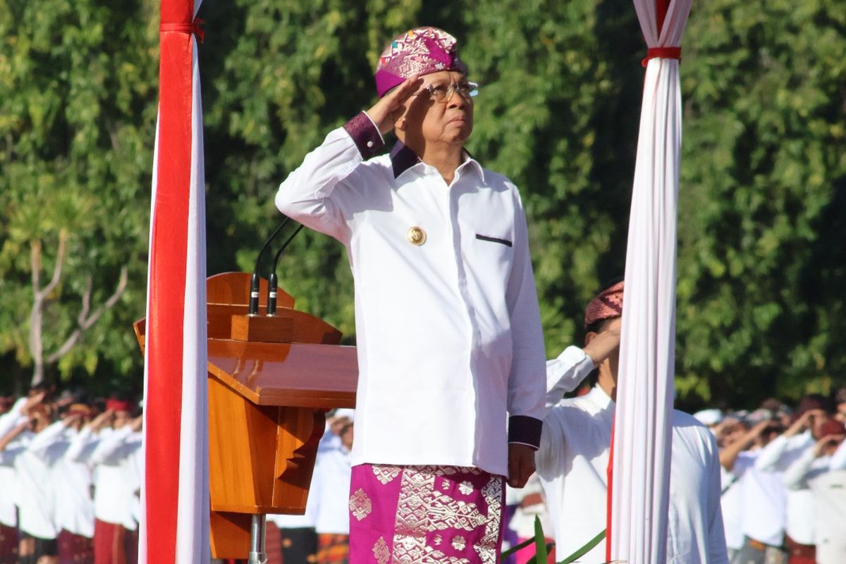 Gubernur Bali Wayan Koster memberikan hormat kepada Sang Saka Merah Putih saat memimpin Upacara Hari Ulang Tahun (HUT) ke-67 Provinsi Bali di Denpasar, Kamis (14/8/2025).