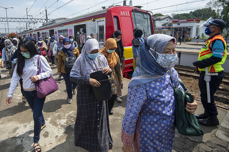 Sejumlah penumpang berjalan usai turun dari rangkaian kereta rel listrik (KRL) Commuterline di Stasiun KA Bogor, Kota Bogor, Jawa Barat, Senin (19/10/2020). PT Kereta Commuter Indonesia (KCI) kembali mengoperasikan jadwal KRL Commuterline secara normal seperti sebelum pandemi Covid-19 mulai pukul 04.00 WIB hingga pukul 24.00 WIB atau sebanyak 993 perjalanan dengan 91 rangkaian kereta setelah adanya perubahan pada beberapa bulan terakhir akibat pemberlakuan PSBB di Jabodetabek.