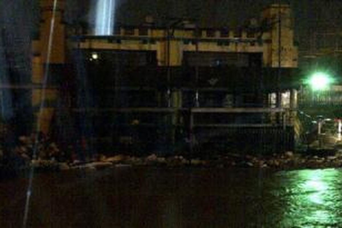 Kondisi pintu air Manggarai sekitar pukul 04.00, Sabtu (18/1/2014) saat ditetapkan siaga 1. Foto diambil dari Twitter TMC Polda Metro Jaya.