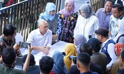 Menteri Teten Ajak Pedagang Pasar Sememi Surabaya Buka Lapak Jualan Online