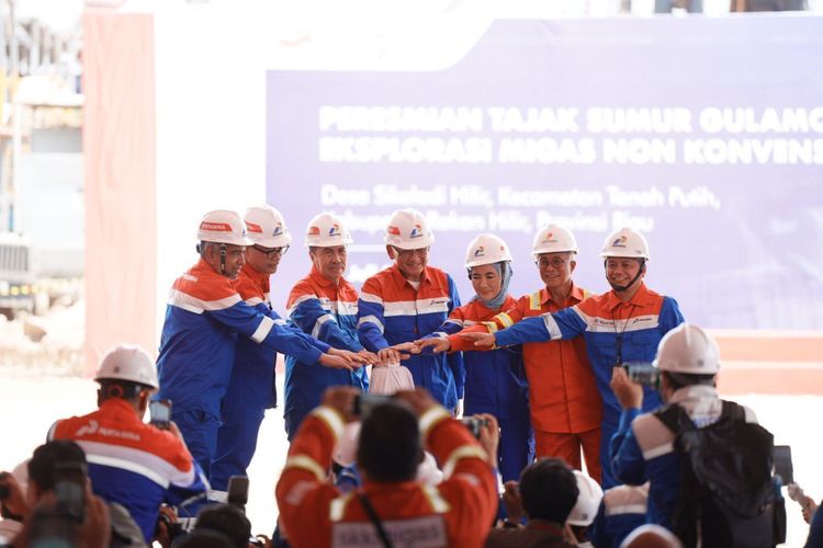 Gubernur Riau (Gubri) Syamsuar bersama Menteri Energi dan Sumber Daya Mineral (Menteri ESDM) Arifin Tasrif, Direktur Utama (Dirut) PT Pertamina Persero Nicke Widyawati, dan Dirut Pertamina Hulu Rokan (PHR) Chalid Said Salim meresmikan tajak sumur Gulamo eksplorasi migas non konvesional, Kamis (27/7/2023).

