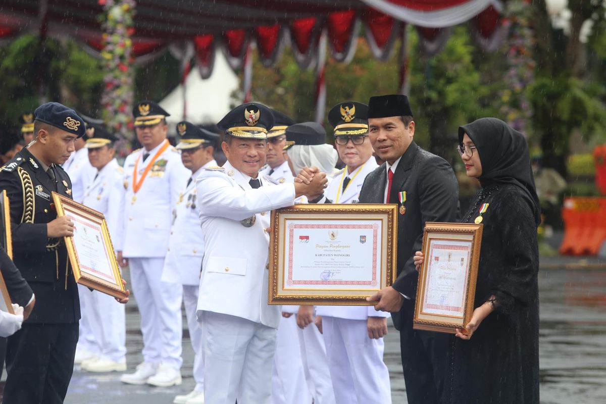 Bupati Wonogiri, Joko Sutopo menerima Piagam Penghargaan Prestasi Penyelenggaraan Pemerintahan Daerah Berkinerja Tinggi berdasarkan Evaluasi Penyelenggaraan Pemerintahan Daerah (EPPD) tahun 2023. Piagam itu diserahkan oleh Mendagri, Tito Karnavian pada puncak peringatan Hari Otonomi Daerah (Otoda) XXVIII yang dipusatkan di Kota Surabaya, Jawa Timur (Kamis, 25/4/2024).