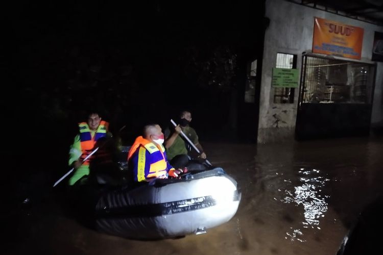 Perahu karet dikerahkan untuk mengevakuasi warga akibat banjir setinggi hingga 2 meter di Kota Probolinggo yang terjadi sejak Jumat (26/2/2021) petang. 