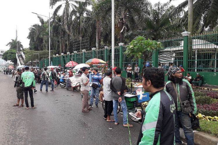 Pengendara ojek online berkumpul demo di depan gedung DPR RI, Jalan Gatot Subroto, Jakarta Pusat pada Senin (23/4/2018).